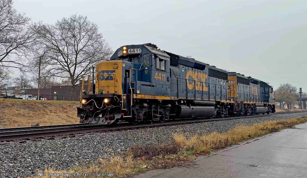 CSX 4411 leads L320.